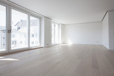 Leeres Wohnzimmer in moderner Wohnung - RBF002856