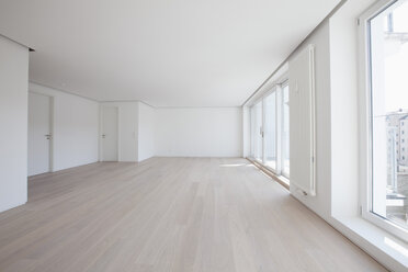 Empty living room in modern apartment - RBF002768