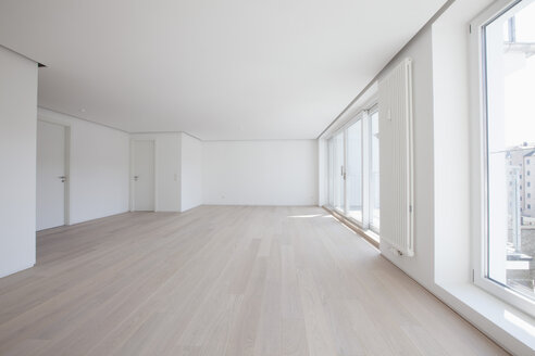 Leeres Wohnzimmer in moderner Wohnung - RBF002768