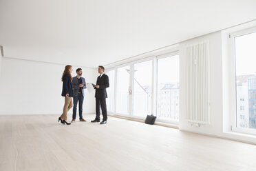 Young couple viewing flat with estate agent - RBF002788