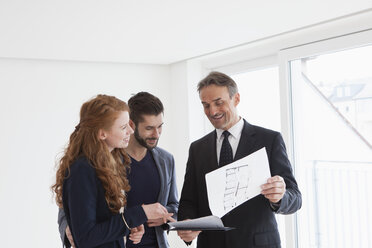 Young couple viewing flat with estate agent - RBF002789