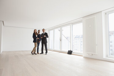 Young couple viewing flat with estate agent - RBF002790