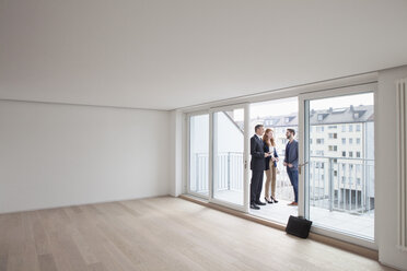 Young couple viewing flat with estate agent - RBF002793