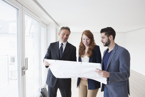 Young couple viewing flat with estate agent - RBF002796