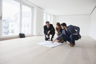 Young couple viewing flat with estate agent - RBF002797