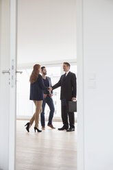 Young couple viewing flat with estate agent - RBF002802