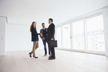 Young couple viewing flat with estate agent - RBF002852