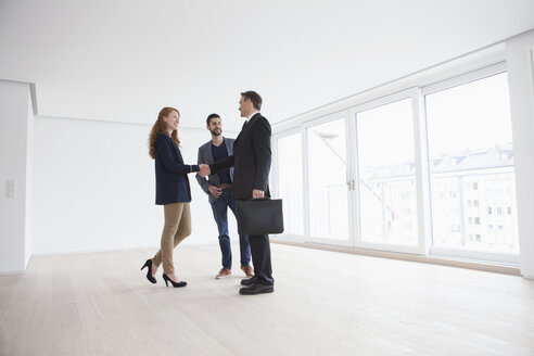 Young couple viewing flat with estate agent - RBF002852