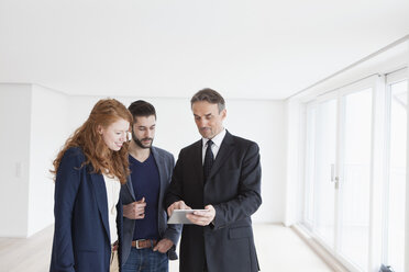 Junges Paar besichtigt Wohnung mit Immobilienmakler - RBF002805