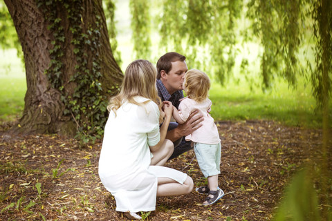 Familie in einem Park, lizenzfreies Stockfoto