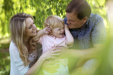 Familie in einem Park - GDF000755