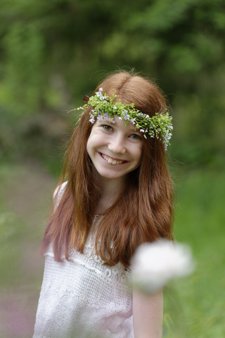 Porträt eines lächelnden Mädchens mit Blumenkranz, lizenzfreies Stockfoto