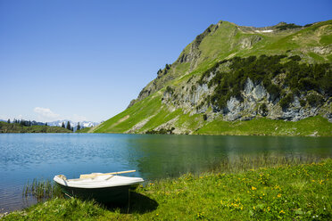 Germany, Bavaria, Allgaeu Alps, View to Lake Seealpsee and Seekoepfel - WGF000659