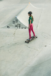 Junger Skateboarder in einem Skatepark - UUF004621