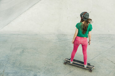 Junger Skateboarder in einem Skatepark - UUF004622