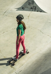 Junger Skateboarder in einem Skatepark - UUF004623