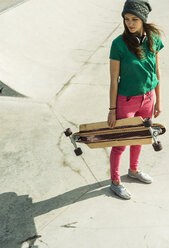 Junger Skateboarder in einem Skatepark - UUF004624