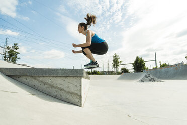 Sportliche junge Frau beim Training in einem Skatepark - UUF004630