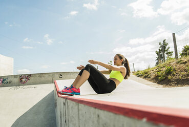 Junge Frau macht Sit-ups - UUF004649