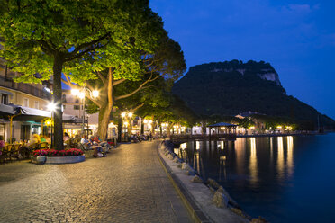 Italien, Venetien, Garda, Gardasee, Seepromenade am Abend - LVF003461