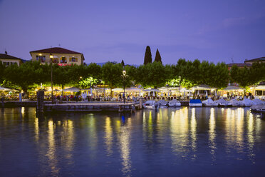 Italien, Venetien, Garda, Gardasee, Seepromenade mit Restaurants und Booten am Abend - LVF003464