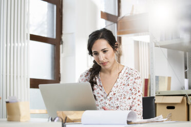 Junge Modedesignerin bei der Arbeit im Büro - FKF001181