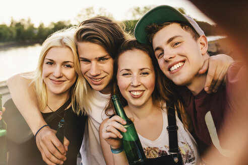 Freunde machen ein Selfie mit Bierflaschen - GCF000082