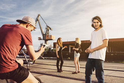 Freunde hängen zusammen am Hafen ab - GCF000087