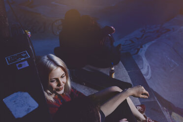 Freunde hängen abends zusammen in einem Skatepark ab - GCF000103