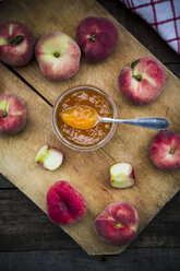 Vineyard peaches, peach jam on chopping board - LVF003471
