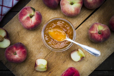 Vineyard peaches, peach jam on chopping board - LVF003472