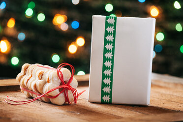 Stapel Weihnachtsplätzchen und eingepacktes Weihnachtsgeschenk - BZF000169