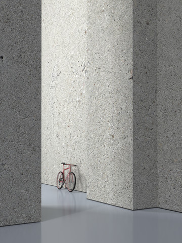 Fahrrad lehnt an Betonwand einer Halle, 3D Rendering, lizenzfreies Stockfoto