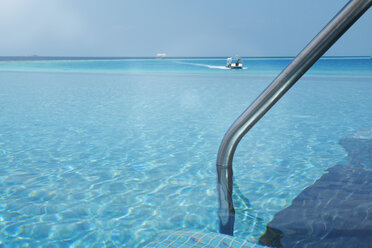 Maldives, infinity pool and speedboat on the ocean - STKF001276