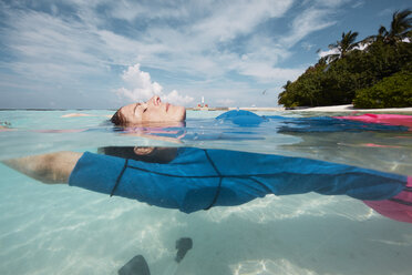 Malediven, auf dem Wasser treibende Frau im Indischen Ozean - STKF001308