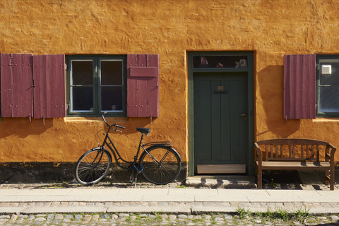 Dänemark, Kopenhagen, Fahrrad am gelben Haus, lizenzfreies Stockfoto