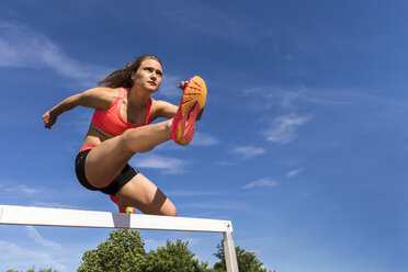 Sportler beim Überqueren einer Hürde - STSF000807