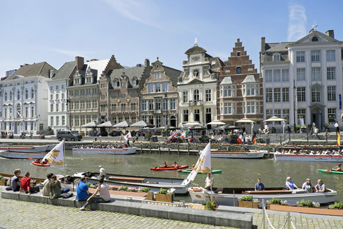 Belgien, Gent, Blick von der Graslei auf den Fluss Leie und eine Reihe historischer Häuser - HLF000915