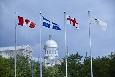 Kanada, Montreal, Blick auf den Bonsecours-Markt mit Fahnen im Vordergrund - MHCF000004