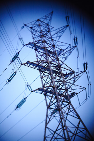 Strommast vor blauem Himmel, lizenzfreies Stockfoto