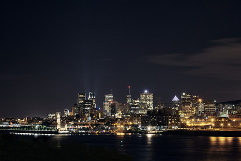 Kanada, Montreal, Blick auf die Stadt bei Nacht, lizenzfreies Stockfoto