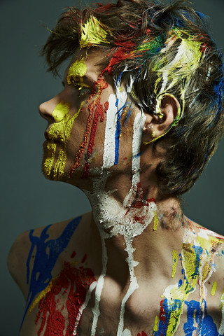 Profil eines Mannes ohne Hemd mit Farbe im Gesicht und auf der Brust, lizenzfreies Stockfoto