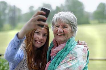 Enkelin macht Selfie von Großmutter und sich selbst - LBF001125