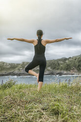 Spanien, Gijon, Frau bei Yogaübungen - MGOF000282