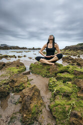 Spanien, Gijon, Frau bei Yogaübungen - MGOF000285