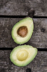 Aufgeschnittene Avocado auf Holz - SARF001871