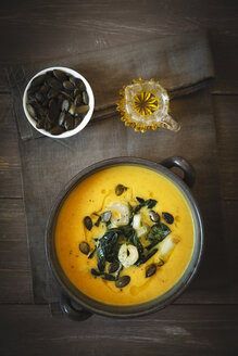 Schale mit Kürbiscremesuppe mit gebratenem Chinakohl und Kürbiskernen - EVGF001837