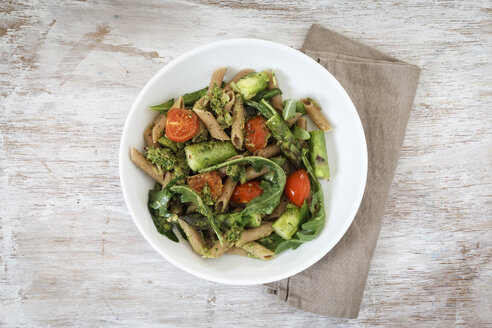 Dinkel-Vollkorn-Rigatoni mit grünem Spargel, Kirschtomaten und Rucola-Pesto auf Teller - EVGF001763