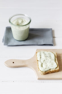 Brotscheiben mit Avocado-Dip, selbstgebackene Brotscheibe - EVGF001767