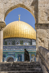 Israel, Jerusalem, Mann steht vor dem Felsendom auf dem Tempelberg - WE000348